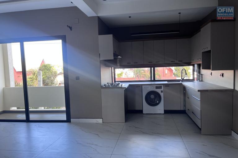 Location Appartement ANTANANARIVO (TANANARIVE) – photo 1 sur 11 – Cuisine ouverte équipée