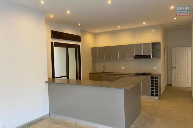 Une villa F6 de standing avec piscine à Ambatobe