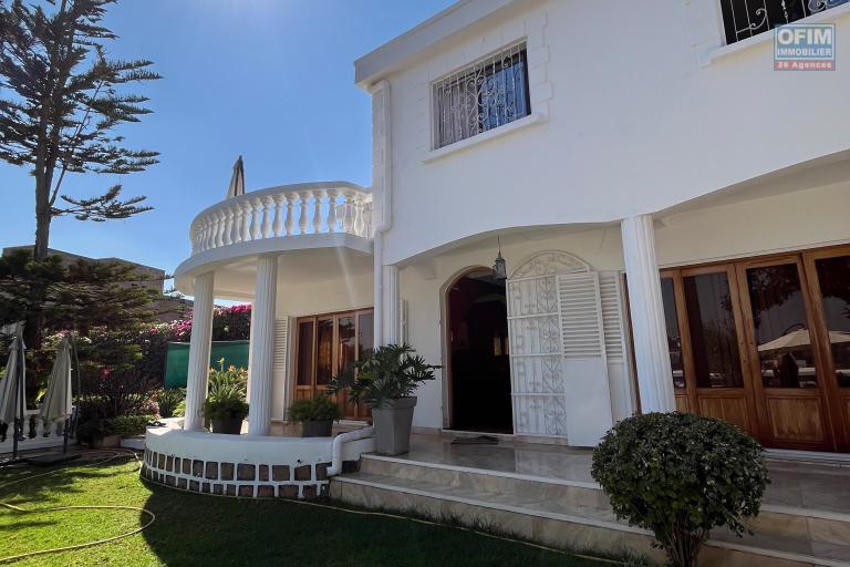Une villa F4 semi meublée avec jardin à Alasora