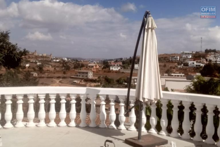 Une villa F4 semi meublée avec jardin à Alasora