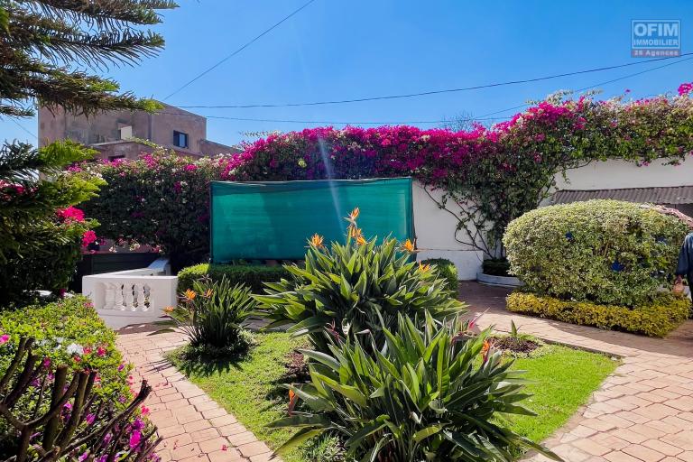 Une villa F4 semi meublée avec jardin à Alasora