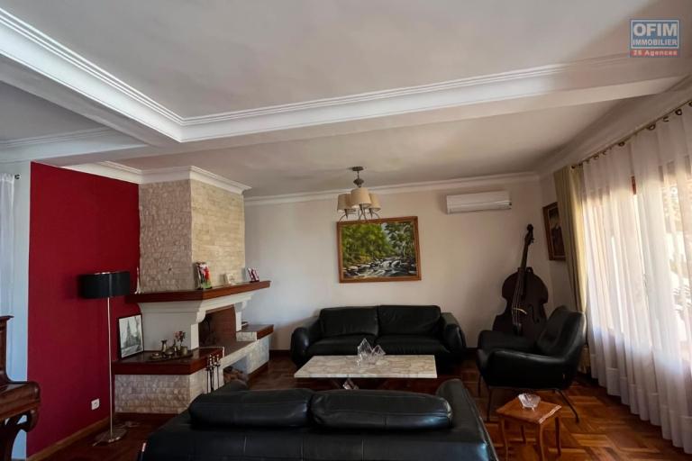 Une villa F4 semi meublée avec jardin à Alasora