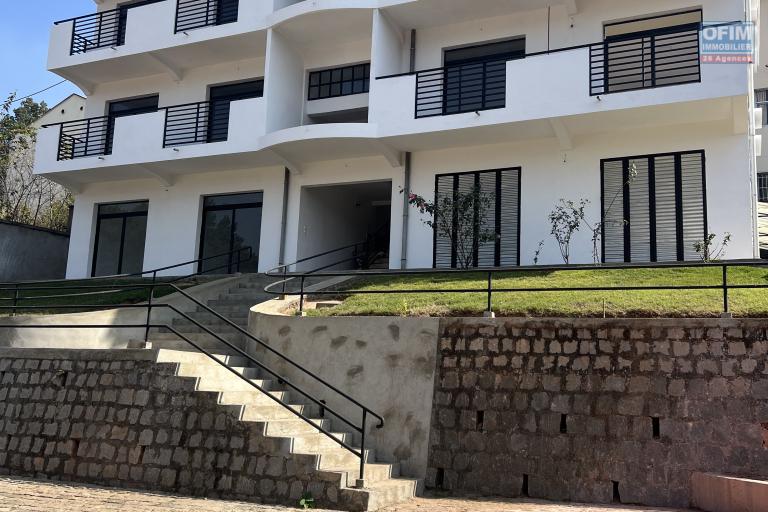&Agrave; louer &ndash; Ensemble de 3 appartements (RDC + 1er &eacute;tage) &ndash; Analamahitsy Park