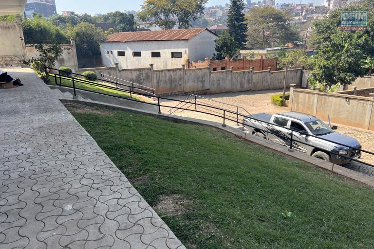 &Agrave; louer &ndash; Ensemble de 3 appartements (RDC + 1er &eacute;tage) &ndash; Analamahitsy Park - parking