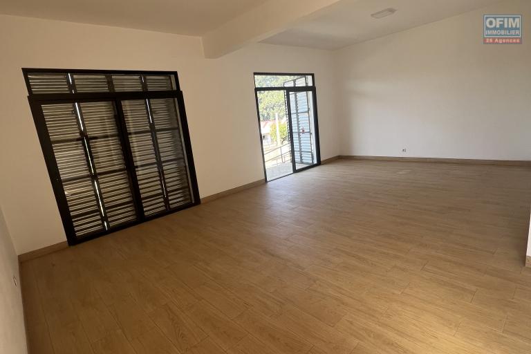 &Agrave; louer &ndash; Ensemble de 3 appartements (RDC + 1er &eacute;tage) &ndash; Analamahitsy Park - living RDC