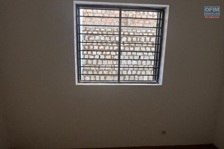 &Agrave; louer &ndash; Ensemble de 3 appartements (RDC + 1er &eacute;tage) &ndash; Analamahitsy Park - chambre s&eacute;curis&eacute; RDC