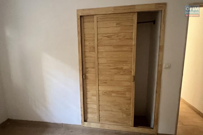 À louer ensemble de 3 appartements (RDC + 1er étage) - placard