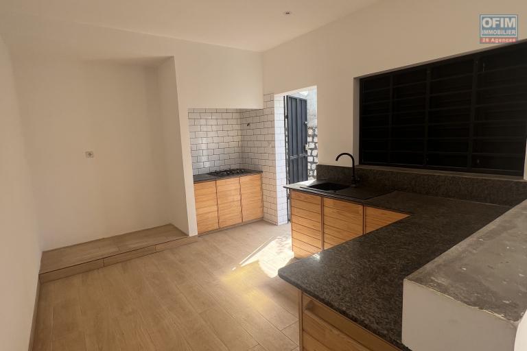 À louer ensemble de 3 appartements (RDC + 1er étage) - cuisine ouverte au RDC