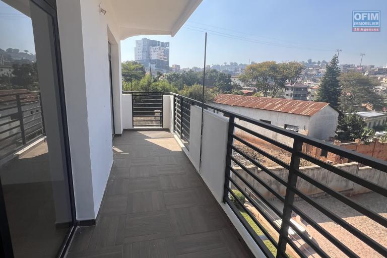 &Agrave; louer &ndash; Ensemble de 3 appartements (RDC + 1er &eacute;tage) &ndash; Analamahitsy Park - balcon au R+1