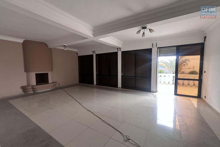 Une villa F5 &agrave; &eacute;tage avec vue d&eacute;gag&eacute;e &agrave; Talatamaty Faralaza