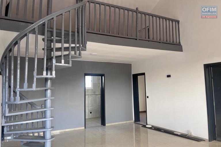 Une villa F5 &agrave; &eacute;tage avec vue d&eacute;gag&eacute;e &agrave; Talatamaty Faralaza