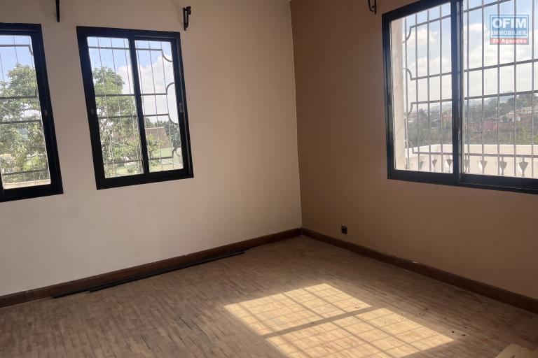Une villa F5 &agrave; &eacute;tage avec vue d&eacute;gag&eacute;e &agrave; Talatamaty Faralaza