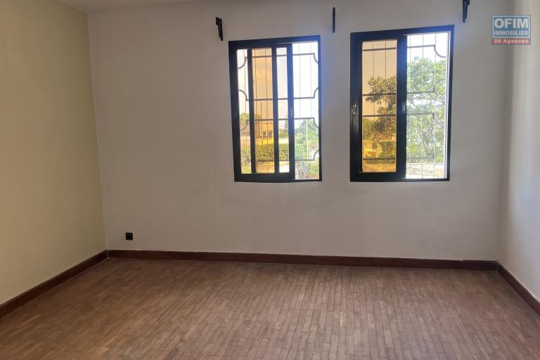 Une villa F5 &agrave; &eacute;tage avec vue d&eacute;gag&eacute;e &agrave; Talatamaty Faralaza
