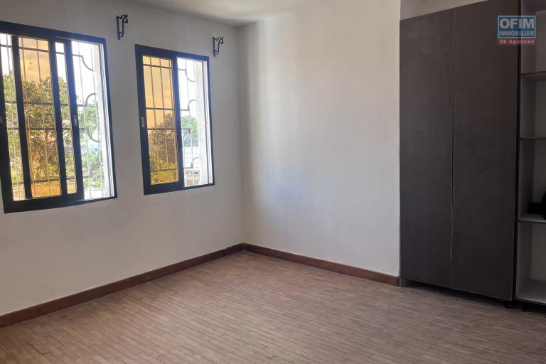 Une villa F5 &agrave; &eacute;tage avec vue d&eacute;gag&eacute;e &agrave; Talatamaty Faralaza