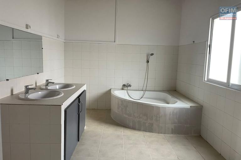 Une villa basse F4 à Ambohijanahary Manerinerina