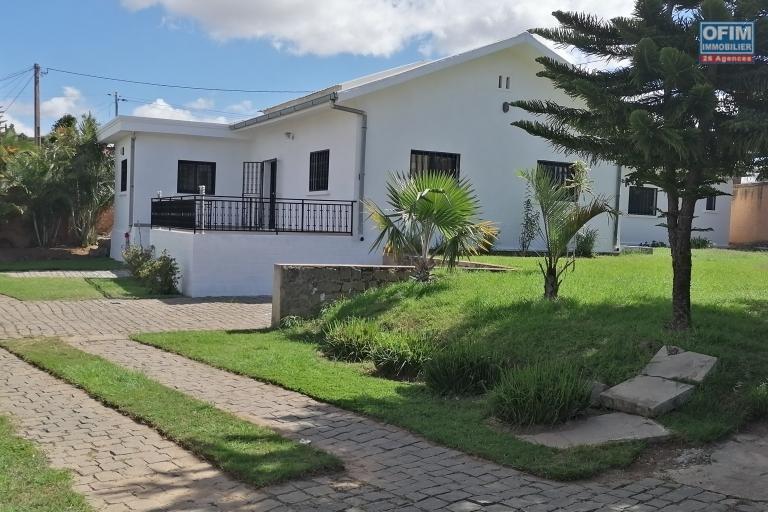 A vendre une magnifique villa basse T4 implantée sur un vaste terrain de 1 000 m2 bord de route principale située à Ambohibao à proximité immédiate de l'aéroport et l'école primaire française C