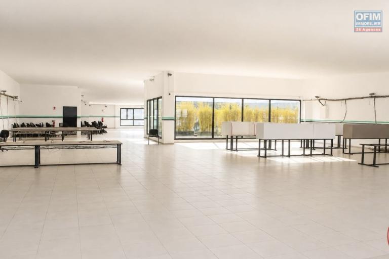 Un bureau de 3 500m2 sur 2 niveaux R+1 et R+2 sur la Digue Andohatapenaka