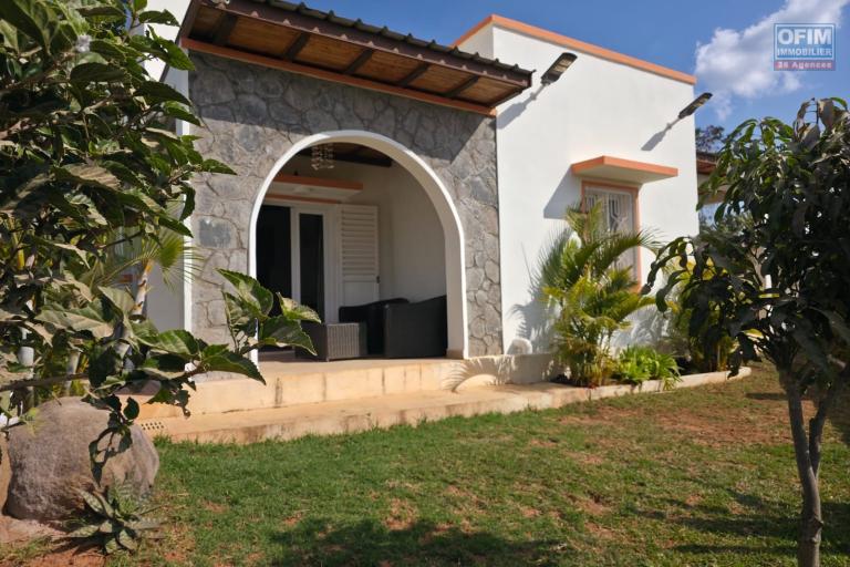 A louer magnifique villa de plain-pied F4 semi-meubl&eacute;e avec piscine et belle vue d&eacute;gag&eacute;e &agrave; Ambatobe Manazary