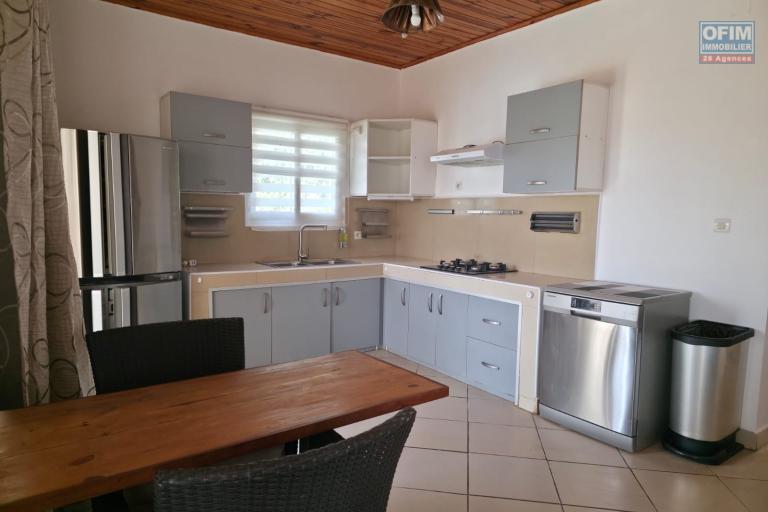 A louer magnifique villa de plain-pied F4 semi-meubl&eacute;e avec piscine et belle vue d&eacute;gag&eacute;e &agrave; Ambatobe Manazary