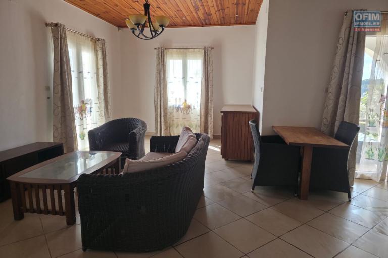 A louer magnifique villa de plain-pied F4 semi-meubl&eacute;e avec piscine et belle vue d&eacute;gag&eacute;e &agrave; Ambatobe Manazary