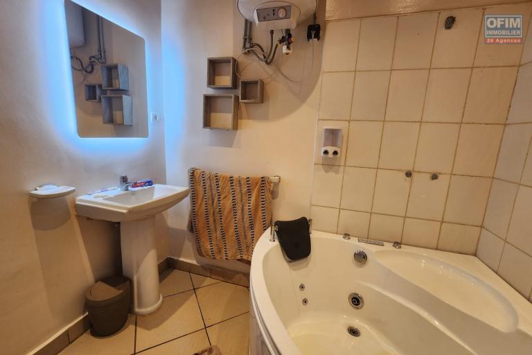 A louer magnifique villa de plain-pied F4 semi-meubl&eacute;e avec piscine et belle vue d&eacute;gag&eacute;e &agrave; Ambatobe Manazary