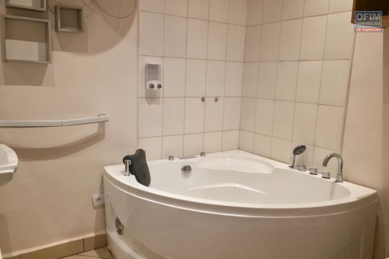 A louer magnifique villa de plain-pied F4 semi-meubl&eacute;e avec piscine et belle vue d&eacute;gag&eacute;e &agrave; Ambatobe Manazary