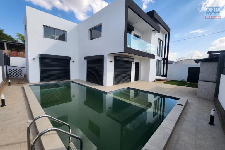 A louer superbe villa neuve de standing type F5 avec piscine à Mandrosoa Ivato