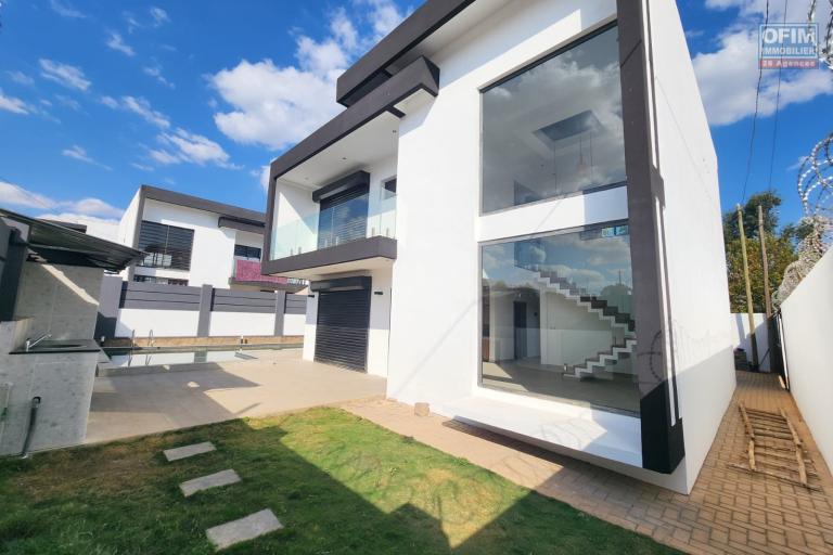 A louer superbe villa neuve de standing type F5 avec piscine à Mandrosoa Ivato