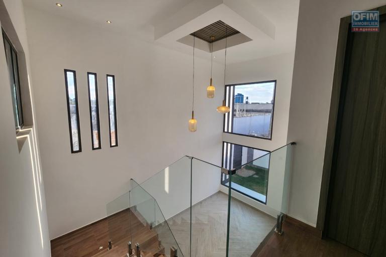 A louer superbe villa neuve de standing type F5 avec piscine à Mandrosoa Ivato