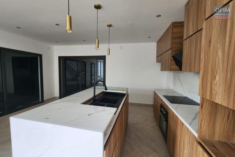 A louer superbe villa neuve de standing type F5 avec piscine à Mandrosoa Ivato