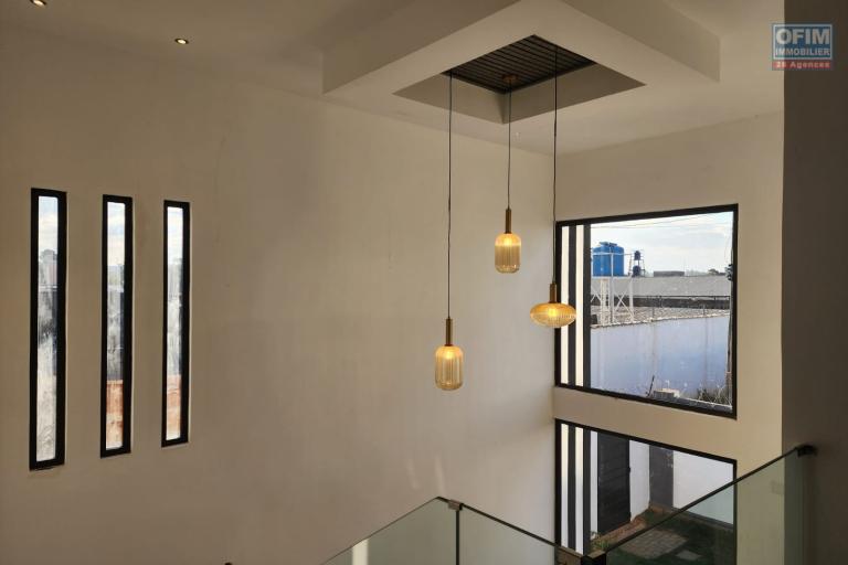 A louer superbe villa neuve de standing type F5 avec piscine à Mandrosoa Ivato