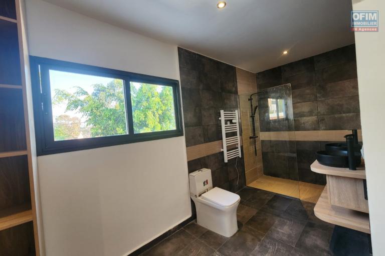 A louer superbe villa neuve de standing type F5 avec piscine à Mandrosoa Ivato