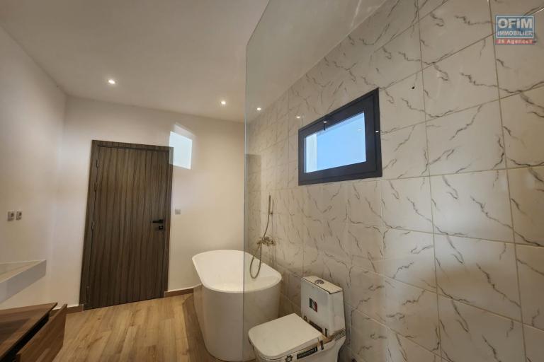 A louer superbe villa neuve de standing type F5 avec piscine à Mandrosoa Ivato