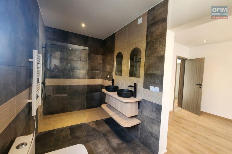 A louer superbe villa neuve de standing type F5 avec piscine à Mandrosoa Ivato