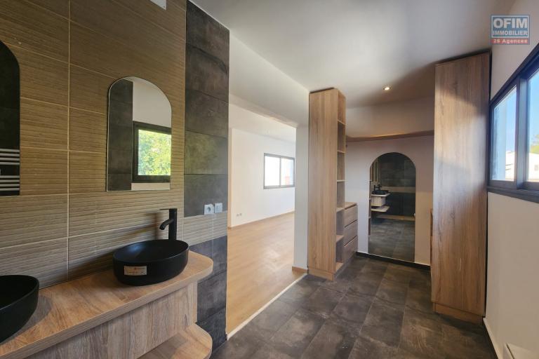 A louer superbe villa neuve de standing type F5 avec piscine à Mandrosoa Ivato