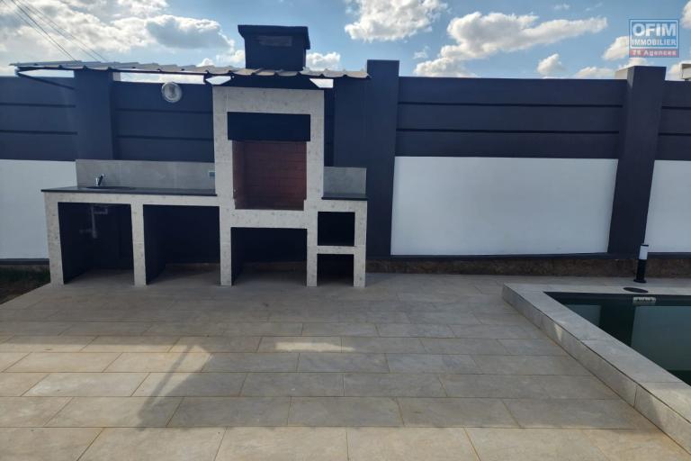 A louer superbe villa neuve de standing type F5 avec piscine à Mandrosoa Ivato