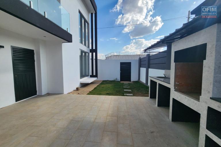 A louer superbe villa neuve de standing type F5 avec piscine à Mandrosoa Ivato