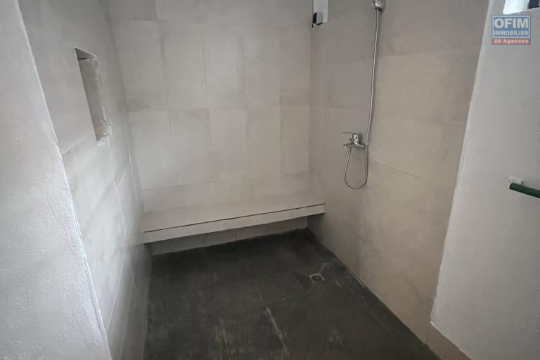 &Agrave; louer &ndash; Ensemble de 3 appartements (RDC + 1er &eacute;tage) &ndash; Analamahitsy Park - Salle d'eau