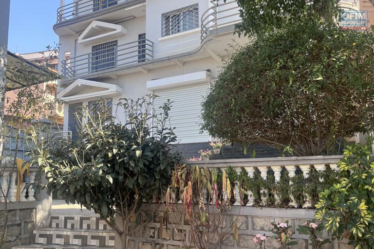 Une maison F8 sur 3 niveaux à Analamahitsy