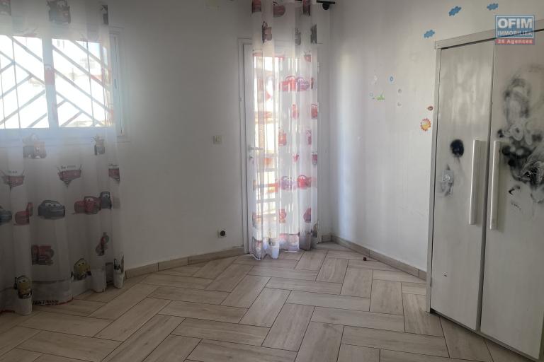 Une maison F8 sur 3 niveaux à Analamahitsy