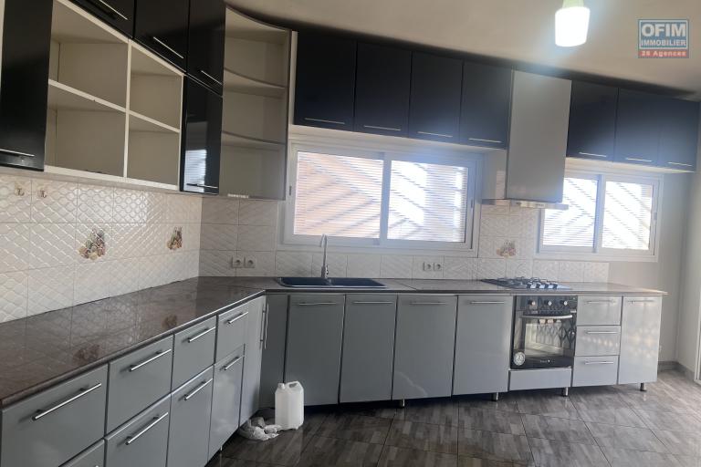 Une maison F8 sur 3 niveaux à Analamahitsy