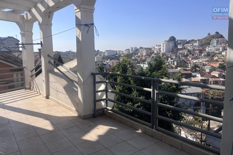 Une maison F8 sur 3 niveaux à Analamahitsy