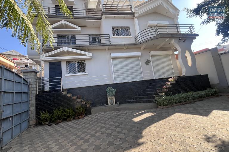 Une maison F8 sur 3 niveaux à Analamahitsy