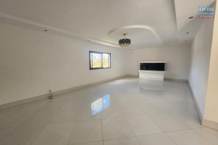 A vendre une superbe villa neuve &agrave; &eacute;tage type F6 facile d'acc&egrave;s &agrave; quelques minute de By Pass situ&eacute; &agrave; Alasora