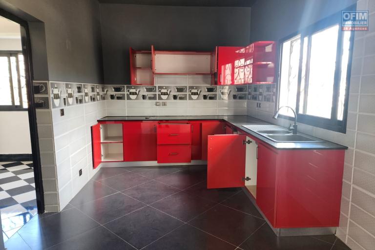 A vendre une superbe villa neuve &agrave; &eacute;tage type F6 facile d'acc&egrave;s &agrave; quelques minute de By Pass situ&eacute; &agrave; Alasora