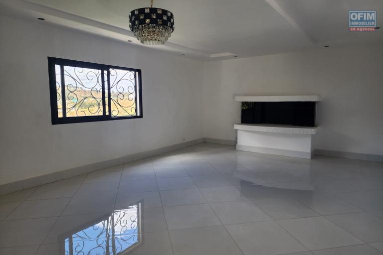 A vendre une superbe villa neuve &agrave; &eacute;tage type F6 facile d'acc&egrave;s &agrave; quelques minute de By Pass situ&eacute; &agrave; Alasora