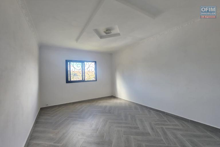 A vendre une superbe villa neuve &agrave; &eacute;tage type F6 facile d'acc&egrave;s &agrave; quelques minute de By Pass situ&eacute; &agrave; Alasora