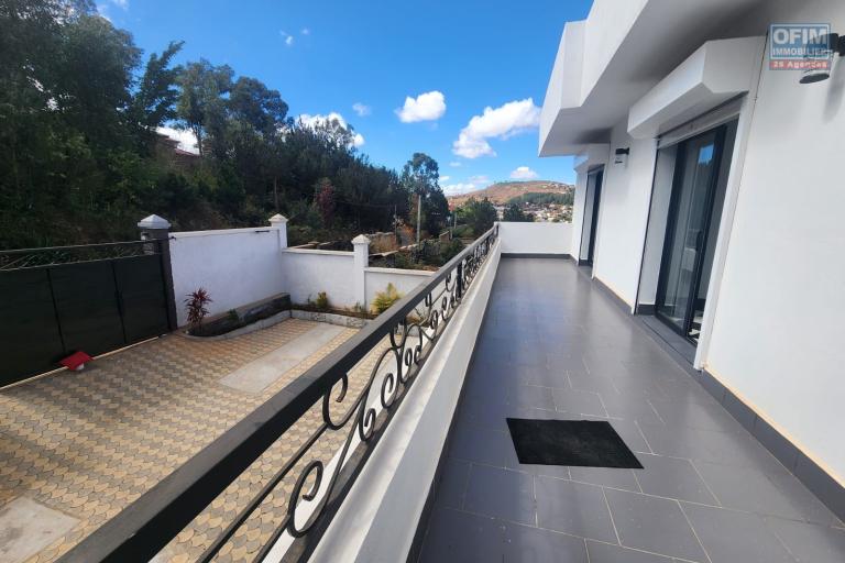 A vendre une superbe villa neuve &agrave; &eacute;tage type F6 facile d'acc&egrave;s &agrave; quelques minute de By Pass situ&eacute; &agrave; Alasora