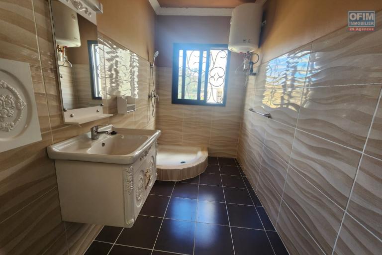 A vendre une superbe villa neuve &agrave; &eacute;tage type F6 facile d'acc&egrave;s &agrave; quelques minute de By Pass situ&eacute; &agrave; Alasora