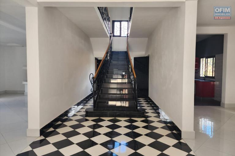 A vendre une superbe villa neuve &agrave; &eacute;tage type F6 facile d'acc&egrave;s &agrave; quelques minute de By Pass situ&eacute; &agrave; Alasora